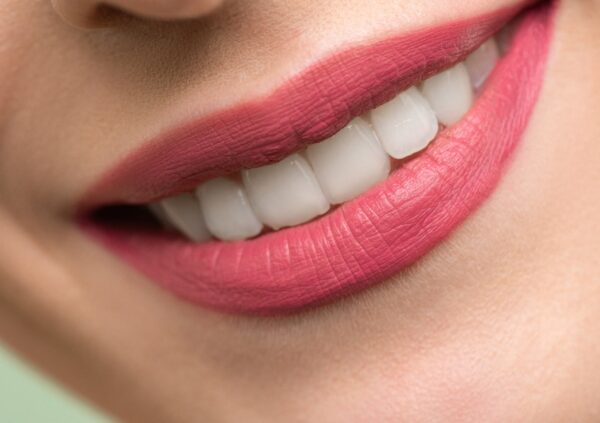 7 mítosz a szájápolásról: tényleg a ragyogó fehér fog a normális?