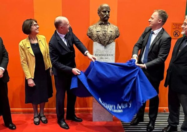 A világ legismertebb magyar orvosa szobrot kapott egy londoni egyetemen