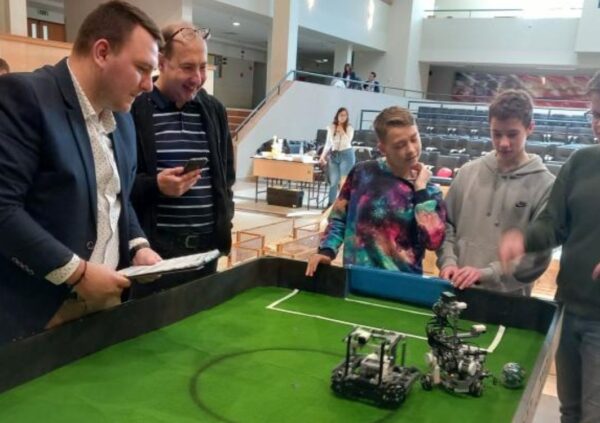 Hat csapatunk jutott ki a robotika diák-világbajnokságra, az RCJ-re