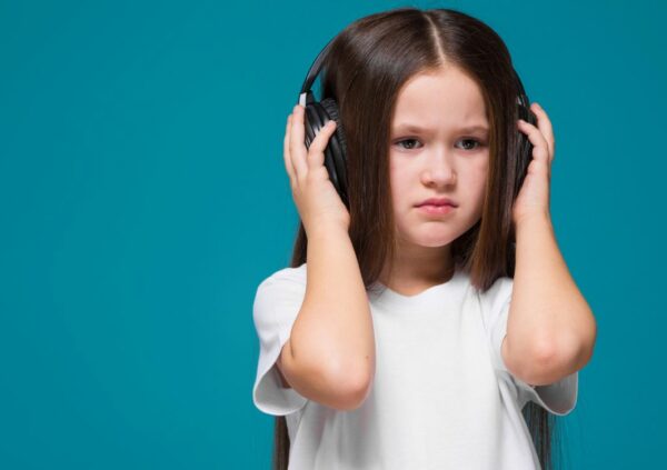 Fókuszban a halláskárosodás: A gyerekek számára komoly veszélyt jelenthetnek a rendezvények