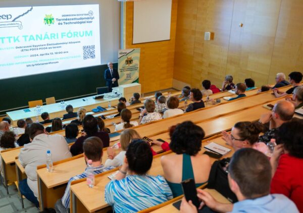 A természettudományok oktatóinak tartottak fórumot a Debreceni Egyetemen