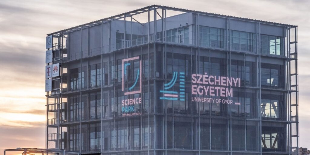 Fiatal oktató visz kvantumfizikát a középiskolákba – A Széchenyi Egyetem kutatója az MTA díjazottja